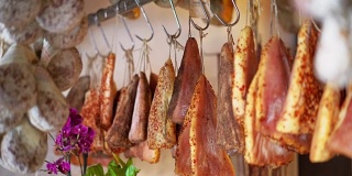 市场上摆满了鹿肉香肠、野猪肉、肉干熟食。干燥、模具。自然、意大利、食物、生物的概念