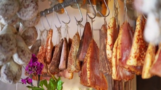 市场上摆满了鹿肉香肠、野猪肉、肉干熟食。干燥、模具。自然、意大利、食物、生物的概念视频素材模板下载