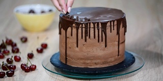 烘焙和装饰巧克力蛋糕。用巧克力装饰的蛋糕。