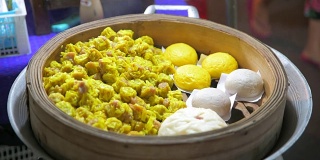 在泰国曼谷的一家小餐馆的中国步行街上出售的刚煮好的馒头和饺子