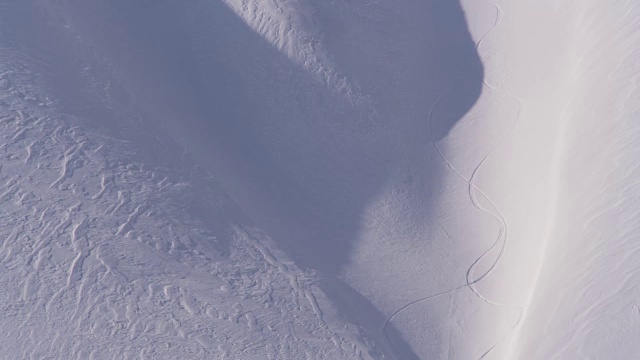 斯瓦尔巴特群岛的雪山上的小径