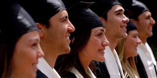 骄傲的拉丁美洲学生在他们的毕业典礼上微笑