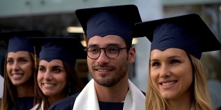 一群博士毕业的成年学生看起来既骄傲又快乐