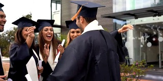 获得博士学位后，一群朋友鼓掌拥抱，非常开心