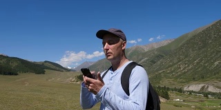 游客用手机看地图上的位置徒步登山