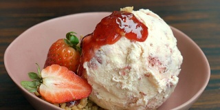 装饰自制草莓芝士蛋糕冰淇淋
