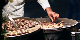 街头快餐。晚上，意大利罗马街头小贩用大金属锅蒸烤栗子