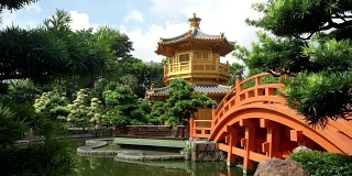 香港南莲花园的桥和亭子