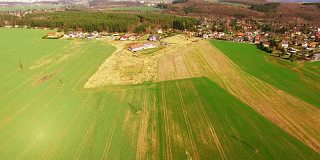 这架飞机在皮尔森郊区的一个叫洛塔的小村庄上空飞行。生活在农业景观中。环保的生活。捷克、欧洲。