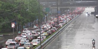 大雨中交通堵塞
