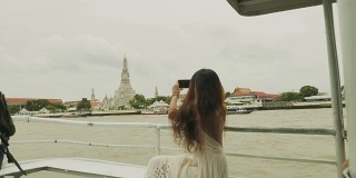 游客正在拍摄Wat Arun