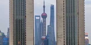 4K时间流逝(从白天到夜晚)-上海的天际线和城市景观