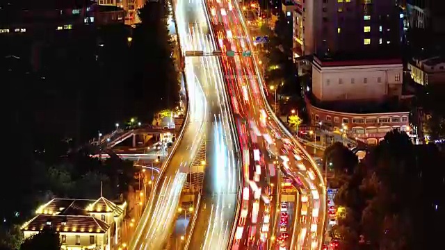 城市高架桥交通在交通时间流逝，上海，中国