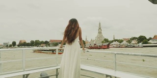去Wat Arun的女人