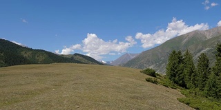 随着时间的推移，青山、夏季草地和山谷高地上的绿色田野逐渐消失