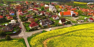 摄像机在皮尔森郊区的利蒂斯小村庄上空飞行。生活在农业景观中。环保的生活。捷克、欧洲。