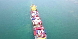 鸟瞰图集装箱船或货船新加坡