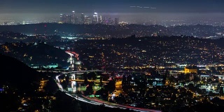 洛杉矶市中心和2号高速公路的夜晚时光