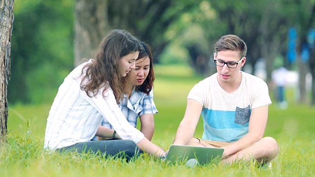 青少年组的学生分享在花园公园一起工作的想法