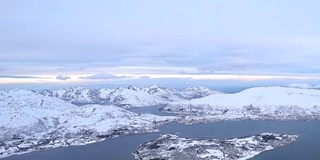 鸟瞰挪威北部特罗姆瑟附近的雪山