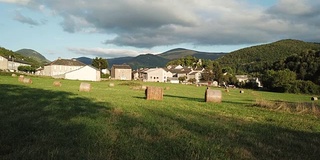 鸟瞰法国比利牛斯山的一个小山村