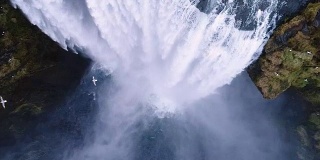 用无人机飞越冰岛著名的斯科加瀑布。