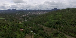 一架无人机拍摄的墨西哥一个被郁郁葱葱的树木包围的山城