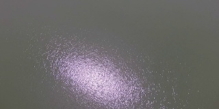无人机拍摄的阳光反射在火山口湖和水涟漪