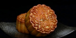 中秋节期间向朋友或家庭聚会提供月饼/月饼和中国茶/月饼上的汉字代表“重白”的英文