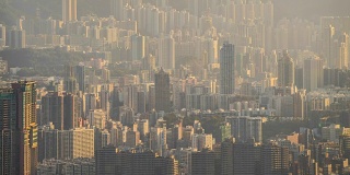 阳光明媚的拥挤城市，香港。