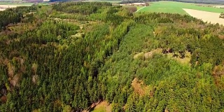 捷克乡村上空的相机飞行。森林，田野，草地，中欧的农业景观。