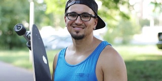 一个戴着眼镜在户外玩滑板的年轻人的肖像。