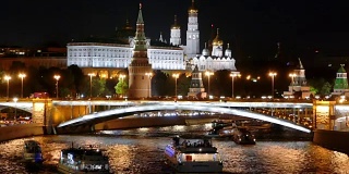 夜景莫斯科克里姆林宫和莫斯科河与游船，俄罗斯。