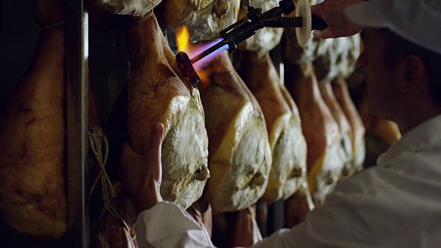 慢动作的帕尔玛火腿的制作过程，专业而传统的正宗健康食品的历史文化