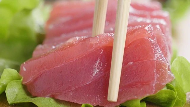 寿司质量高，打开黑色背景，显示其所有的好，饮食和健康的食物，美味的味道，寿司很好与鲑鱼或金枪鱼，是一个典型的日本食物