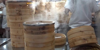 中式厨房里的竹制蒸笼，慢镜头