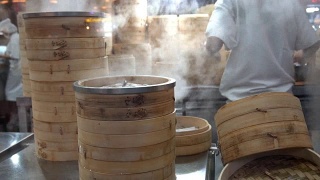 中式厨房里的竹制蒸笼，慢镜头视频素材模板下载