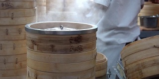 中式厨房里的竹制蒸笼，慢镜头