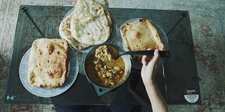 人们和各种各样的印度食物在餐桌上的Top视图-股票视频