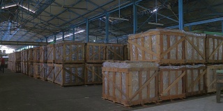 橡胶砖堆放在木箱中，木箱重1200公斤，待进口