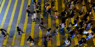 香港夜间繁忙的人行横道
