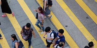 香港繁忙人行横道的慢镜头