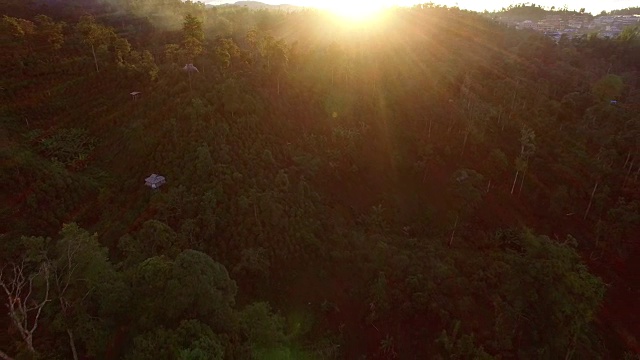 无人机在日落时在中国云南森林飞行的鸟瞰图