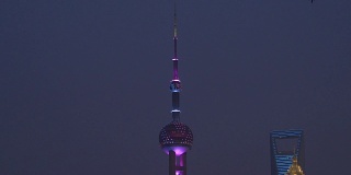 夜光上海市内著名的市中心塔顶全景4k中国