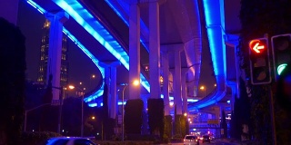 夜晚照亮了上海城市交通街道全景4k中国