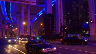 夜光照亮上海城市交通街道路口全景4k中国视频素材模板下载