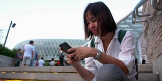 一名女子在香港街头使用智能手机