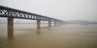 白天拍摄武汉市著名的江桥湾慢镜头全景4k中国