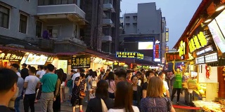 傍晚时分武汉市内著名的步行街慢镜头全景4k中国
