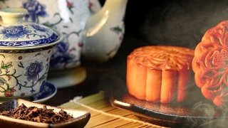 中秋节期间向朋友或家人聚会赠送月饼/月饼/月饼上的汉字在英语中代表“双白”视频素材模板下载
